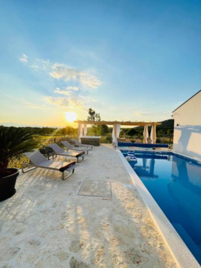 Lunika, luxury Villa with heated pool, jacuzzi and sauna